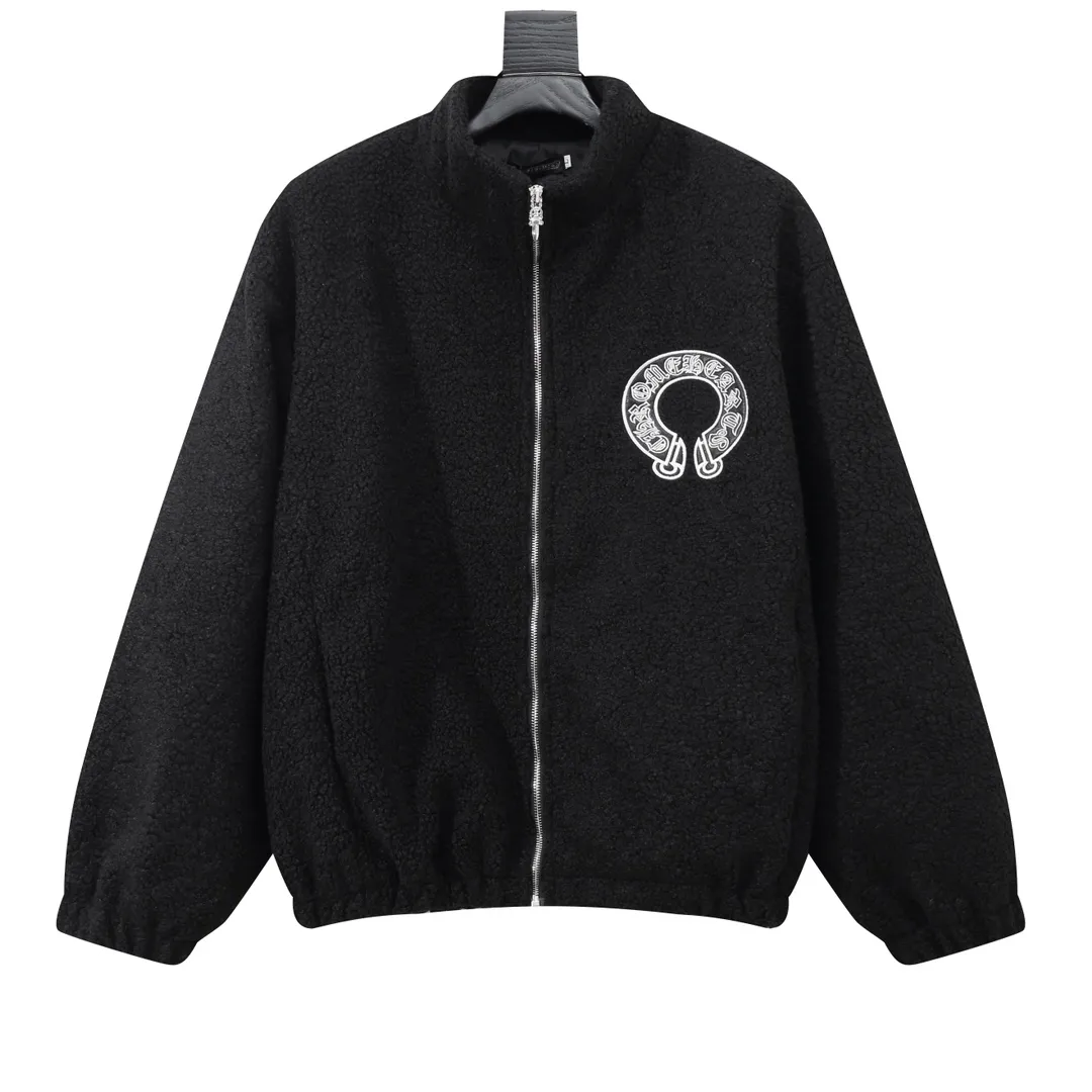 P370 Model No. Y614 Chromehearts/Chrome Hearts Embroidered Letters Lamb Wool Spliced ​​Baseball Jacket Channel Boutique The most popular baseball jacket among fashionable men and fashionable women. There are versions at all levels in the market (you must compare the details). The most powerful quality control has been producing and researching baseball uniforms for 7 years. The details are exquisite. With it, you are the most beautiful boy in the world. The paint-coated full-face four-button buckle (button with LOGO), the average weight of the fabric is nearly 900 grams, and it is made of wool + eyeliner blended, custom-woven and dyed wool with high color fastness. The lining is made of silky and delicate cupro fiber! The texture is thick, the color is more uniform and beautiful, and the sharp edges and corners are full of three-dimensionality, showing laziness, casualness, and youthful vitality! size：M-XXL